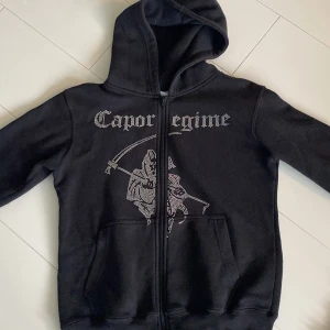 Svart hoodie från Costino Stockholm  - Svart Costino hoodie Skick 7/10