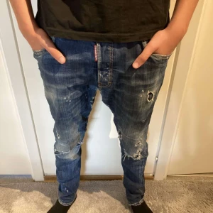 Dsquared2 jeans - Hej, jag säljer nu mina dsq2 jeans , modellen heter classic kenny twist och är slingor . Jag är 178 och de sitter bra. Nypris på dessa är ca 7500kr . Hör av er vid frågor eller funderingar👍