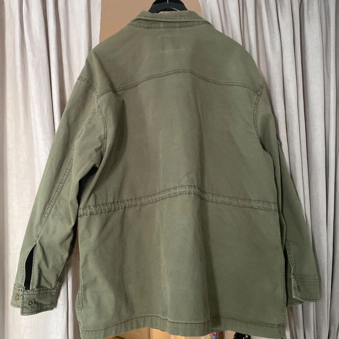 Grön jacka med patches - 90