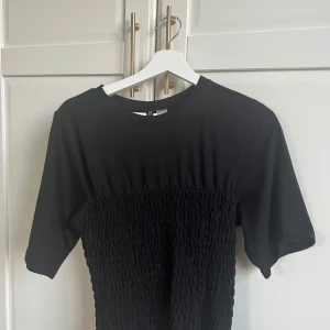 Smockad topp - Smockad topp från hm använd några gånger , defektfri! Kan sälja för något mellan 250-300