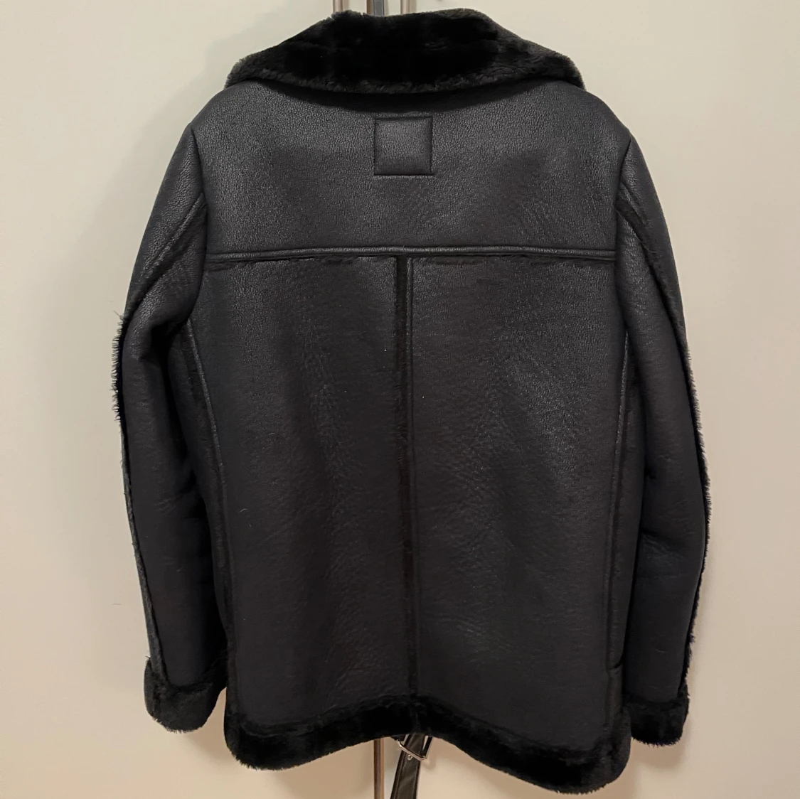 Jacka med svart teddymaterial - 91