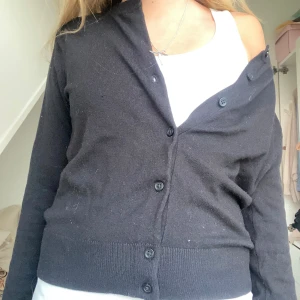 Svart kofta med knappar - Säljer en klassisk svart kofta i storlek S, nästan aldrig andvänd❣️