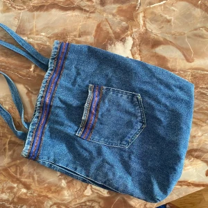 Toteväskor - Gullig och fin Toteväska gjord av jeans from Zara i jätte bra skick 