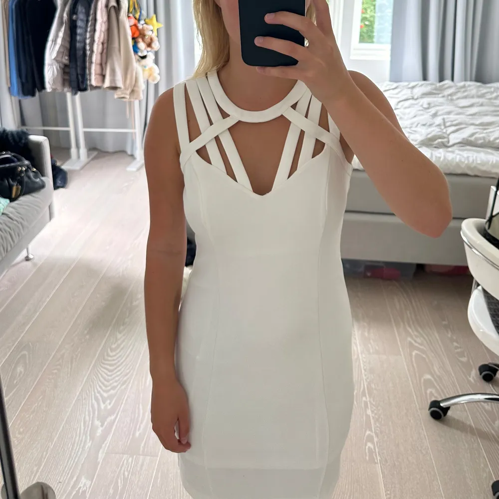 Säljer en superfin vit klänning från Guess i storlek M. Den har en unik design med flera band över axlarna och en tight passform som verkligen framhäver figuren. Klänningen är i nyskick och har en dragkedja i ryggen. nypris är cirka 1200. Mekot.