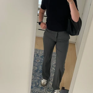 Madlady kostymbyxor  - Långa grå kostymbyxor från Madlady med vita små ränder samt två fickor! Sparsamt använda och i jättebra skick, storlek 38 Tall (jag är 180 för referens). Nypris 649kr Bara att fråga om du undrar något! ❤️