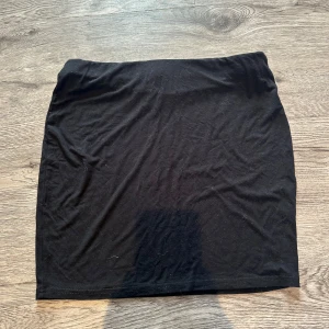 Svart kjol - Svart kjol som är lite tajtare till benen