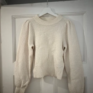 Stickad tröja  - Säljer denna stickade tröja ifrån Monki💖