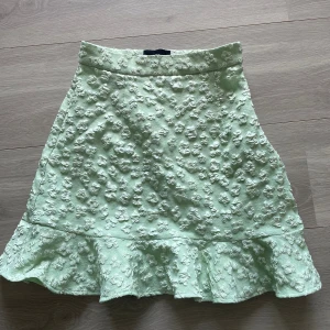 Kjol - En så himla fin ljusgrön kjol med strukturerade blommor på, köpt från Vero Moda i märket Pieces, tyvärr har den blivit för liten i midjan för mig!💚🤍