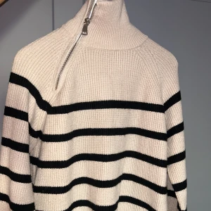 Stickad tröja - Säljer denhär supergosiga tröjan, inköpt för något år sedan men har använt den typ 2 gånger.  Fint skick, med en dragkjedja upptill. 