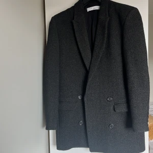 Over sized IRO blazer - Over sized grå-svart blazer från IRO. Går att använda som en jacka på hösten. Strl 36. Nypris 5000 kr.