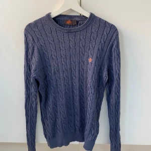 Morris stickad tröja - Säljer den för den är för liten för mig. Riktigt bra sick. Har du någon fråga är de bara att skriva.