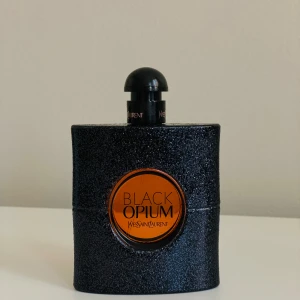 Black Opium Eau de Parfum från Yves Saint Laurent - Säljer en flaska Black Opium Eau de Parfum från Yves Saint Laurent. Den rymmer 90 ml. Kommer i originalförpackning och flaskan är endast använd vid ett fåtal tillfällen 🖤Den köptes för cirka 800 kr utomlands! 