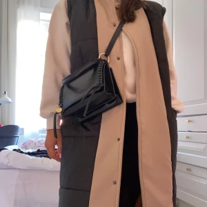 Lång väst/jacka  - En superfin lång väst från Levate Room i storlek S. Den är använd enstaka gånger, som ny. Köparen står för frakten, inga returer. 💕