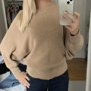 Off-shoulder stickad tröja från Na-kd i fint skick🤍