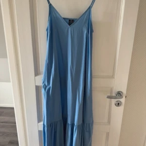 Blå klänning  - Luftig klänning från vero Moda!💙 använd 1 gång 