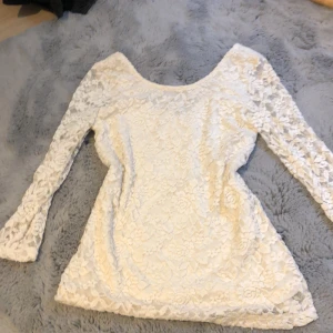 Tunn tröja med blommor på - Öppet på ryggen 