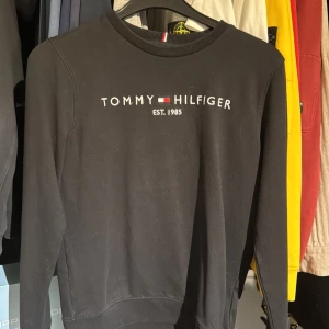 Tommy hilfiger tröja svart  - Storlek 164,svart tröja,bra skick 