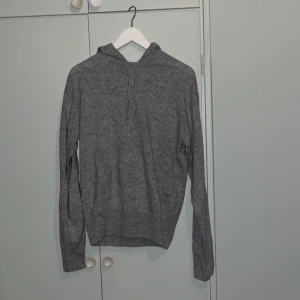 Kashmir hoodie  - Säljer denna sjyssta hoodie i 100% kashmir från Carmes💫 HELT NY (lappar kvar)‼️  Storlek Xs kan passa liten S📏 Hör av er vid minsta fundering🙌