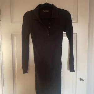 Stickad klänning - Ribbad klänning från stradivarius i storlek s, bra skick då jag andvänt den fåtal gånger!  Du står för frakt