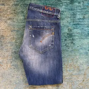 Skitssnygga Dondup Jeans i 9/10 skick Storlek: 32 Modell: MAUS Tvättad blå design