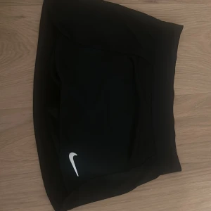 Svart Nike Kjol - Bra skick, ungdom storlek M storlek (137-146 cm). Ni står för frakten