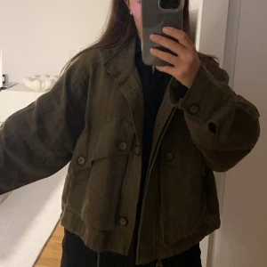 Höstjacka  - Jättefin härlig höstjacka från Gina Tricot. Jackan är i väldigt gott skick och använd 1-2 gånger. 