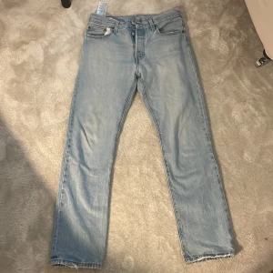 Levis 501 - Fint skick förutom lite smått slit vid byxkanten. Storlek: W 28 L 30