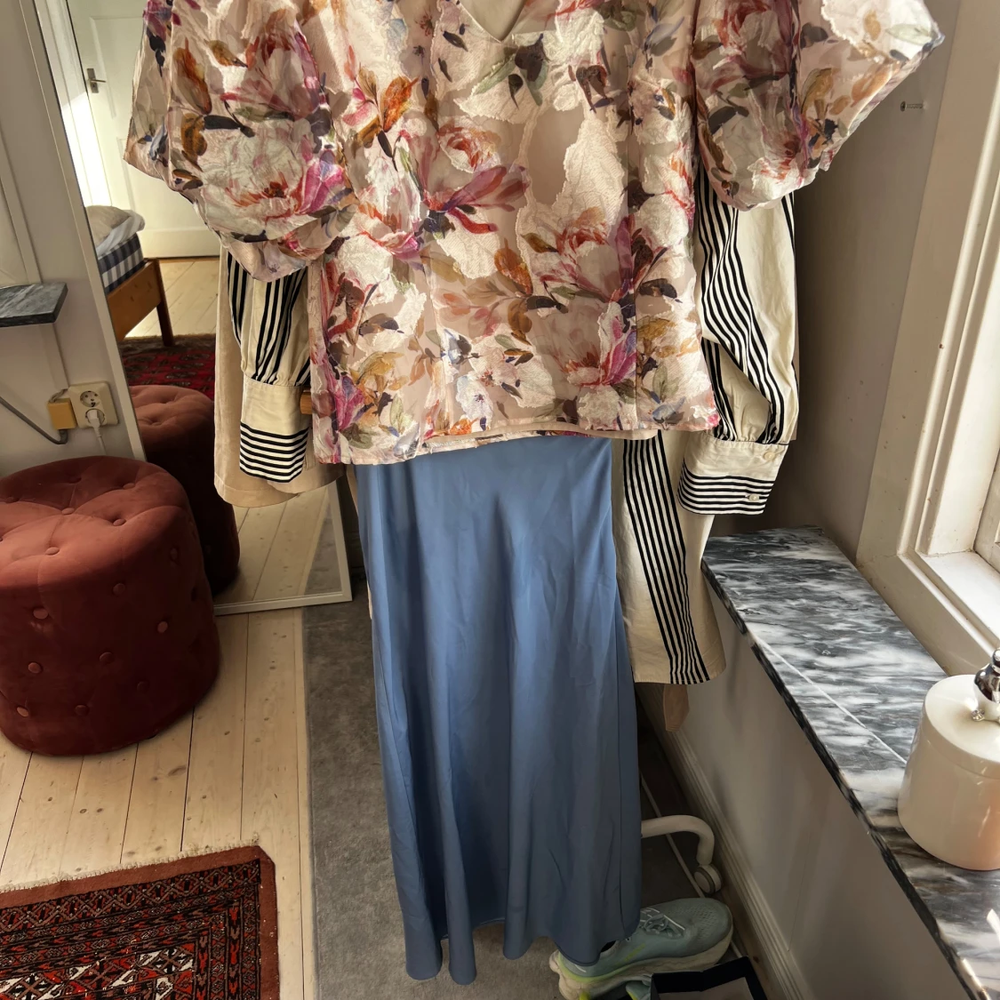 Blå lång satinkjol från forever 21 - 92