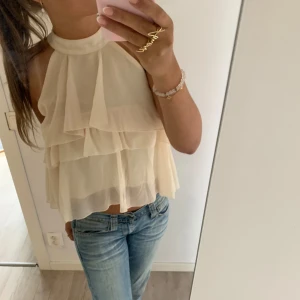 Creme färgad blus  - En jättefin creme vit blus! Den passar till jättemycket och är knappt använd. Den har superfina detaljer💓