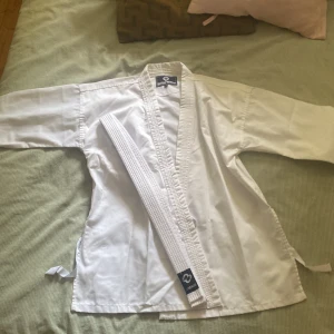 Karatedräkt - Fin karatedräkt. Skönt material passar alla!