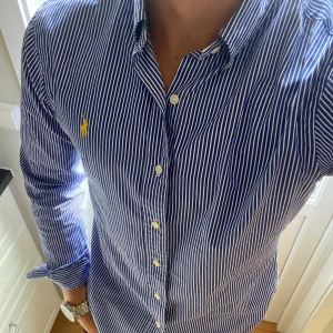 Ralph lauren skjorta  - Hej, Säljer nu en snygg Ralph lauren skjorta storlek M Slim fit. Den är i nyskick och och sitter riktigt bra på i alla tillfällen. Nypris 1500✅