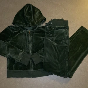 Juicy Couture Mörkgrön - Säljer det här snygga Juicy settet i storlek S. De är i väldigt bra skick, men det finns små fläckar som knappt syns. Nypris ≈ 2500kr Mitt pris ≈ 1999