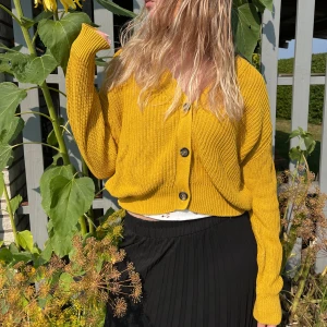 Senapsgul stickad kofta🌟💛🌻 - Senapsgul kofta perfekt till hösten! I nyskick!💛🌻