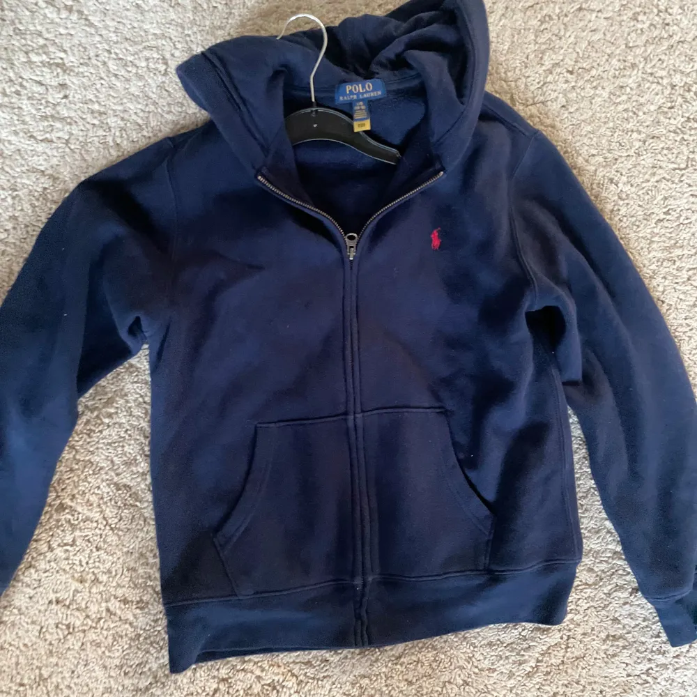 Ralph lauren hel zip i ny skick. Nästan aldrig använd Ralph lauren zip i storlek 14-16 år men passar även en 13 åring och möjligtvis en 12 åring. Ny pris är 1200. Pris kan diskuteras . Hoodies.