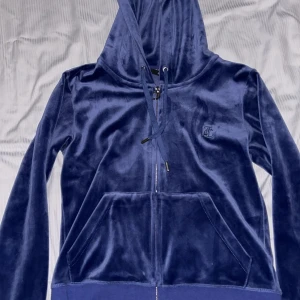Juicy Couture Kofta Marinblå - Köpt 1 år sen, använd max 4 gånger, ser helt ny ut. Finns även matchande byxor som jag också säljer på min profil!