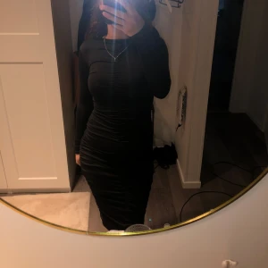 klänning - svart rynkig klänning fin på tex fester. oanvänd