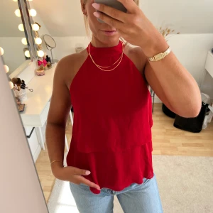 Röd Zara-topp - Superfin röd topp från Zara med knytning i nacken och fint material. Storlek S men passar även XS och M. Är 167 cm lång och vanlig S-M.