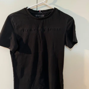 Tommy helfiger t-shirt  - Tommy Hilfiger t-shirt där sicket är 7-8/10  Vid frågor så ställ gärna 
