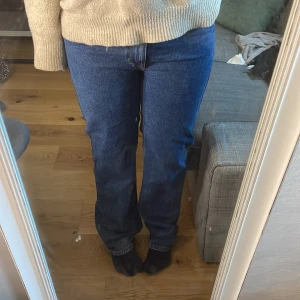 Blå jeans! - Säljer mina Jeans som jag aldrig använt. Vet inte riktigt vilken storlek men skulle gissa M-L! Dom är ifrån bikbok och är köpta för 600kr men säljer för 275kr💞 Priset kan diskuteras
