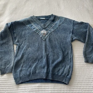 Stickad vintage sweatshirt - Stickad vintage sweatshirt i blå. Bomull. Storlek M, stor i storlek. 