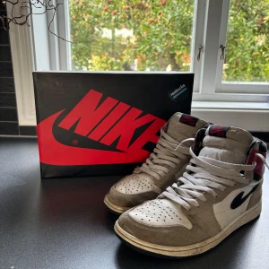 Air jordan light grey high  - Storlek 10/5 motsvarar 44,5 Vänster skon är i bra skick förutom lite smuts, höger skon har en defekt  som kanske kan fixas  därmed det låga priset!   Äkthets bevis finns nypris 4300 Pris tveka inte att ge pris förslag