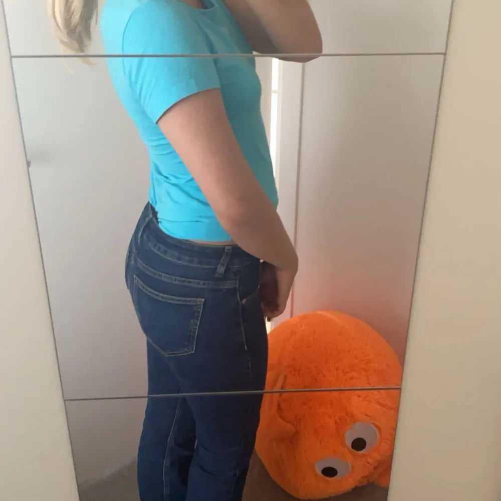 Jag säljer ett helt par nya jeans från hm helt oanvändbara de kommer inte till någon användning de derför jag säljer dom jätte bra skick 👍priset kan även diskuteras . Jeans & Byxor.