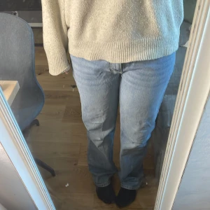 Ljus blåa bootcut/raka jeans - Säljer mina fina blåa jeans som aldrig kommit till användning! Köpt för 600kr och säljer för 250kr. Märket är bikbok och är nästan inte använda alls! Är ganska osäker på vilken storlek men det står 32 (typ L skulle jag gissa?)