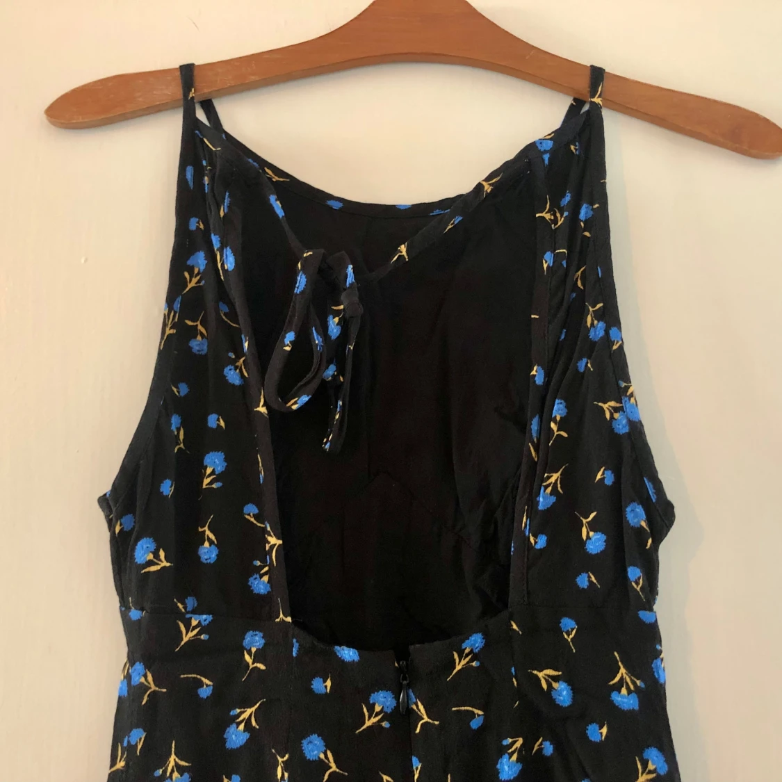 Svart klänning med blå blommor - 93