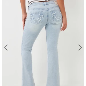 True religion jeans  - Säljer dessa super snygga jeansen som är i storlek 26. Jag köpte dem för bara några veckor sedan och har endast provat dem. Säljer pågrund av att dem är för långa för mig ( är 160 )