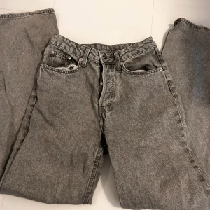 Gråa  - Widelegged  gråa jeans  Högmidjade  Använd! 