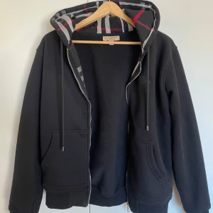 Burberry Hoodie  - Säljer denna burberry hoodie i perfekt skick! Storlek M