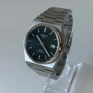Tissot PRX Powermatic 80 - • Modell: Tissot PRX Powermatic 80 (Mörkgrön) • Storlek: 40mm • Referens: T137.407.11.091.00 • År: 2023 • Skick: Mycket Bra • Medföljer: Fullset