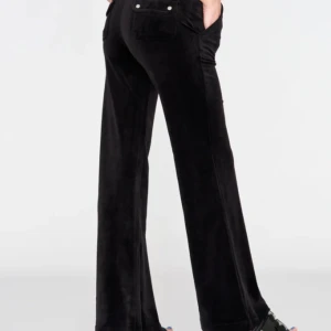 Svarta juicy - Dom har inga hål eller nått smuts på sig, dom är som i nyskick.  I storlek  10/11 år så typ 146 köptes från nelly för 1099kr säljer för 499kr