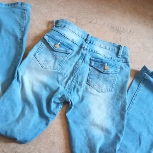 Jeans byxor  - Jag säljer den för den va lite för stor för mig, den är helt nya, jag har använt den 1 gång 